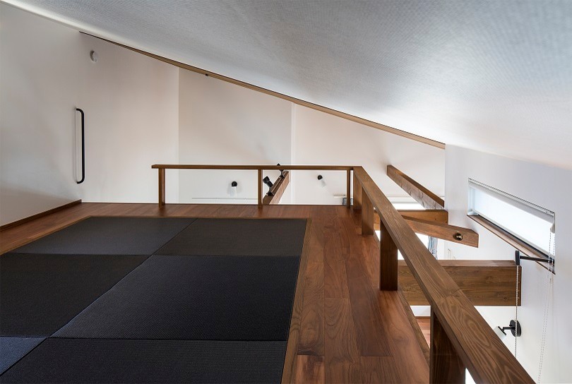 Idéer för mellanstora funkis hemmabibliotek, med vita väggar, tatamigolv och brunt golv