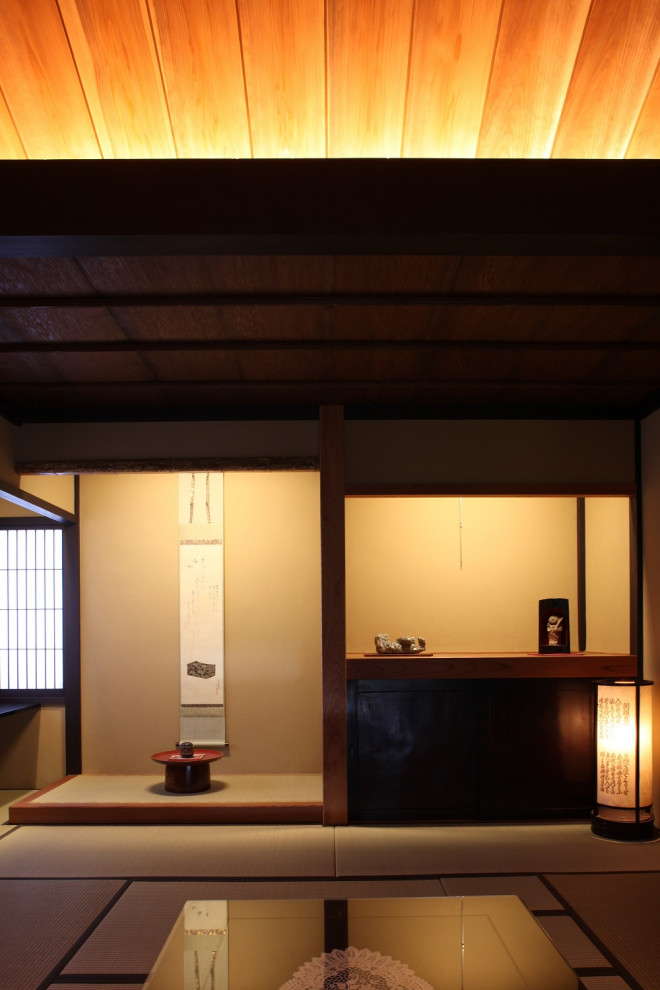 На фото: рабочее место в стиле рустика с желтыми стенами, татами, отдельно стоящим рабочим столом и деревянным потолком с