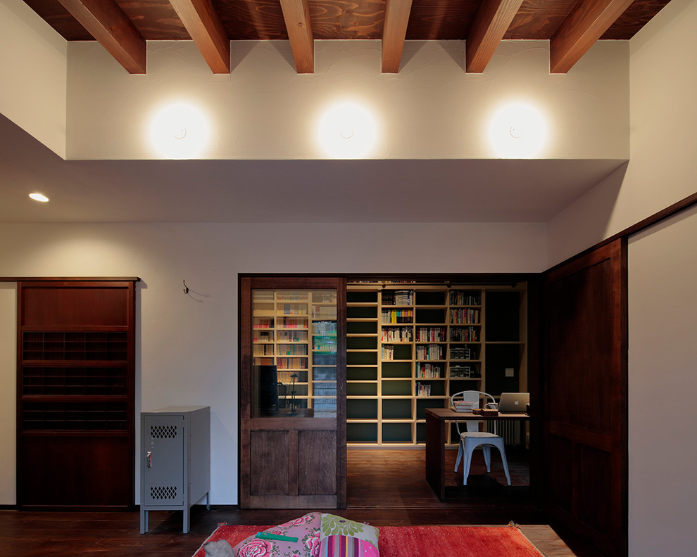 Mittelgroßes Mid-Century Arbeitszimmer mit Arbeitsplatz, grüner Wandfarbe, dunklem Holzboden, Einbau-Schreibtisch und braunem Boden in Sonstige
