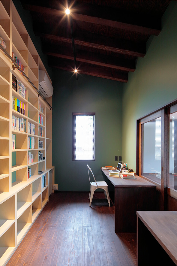 他の地域にあるお手頃価格の中くらいなミッドセンチュリースタイルのおしゃれな書斎 (緑の壁、濃色無垢フローリング、暖炉なし、造り付け机、茶色い床) の写真