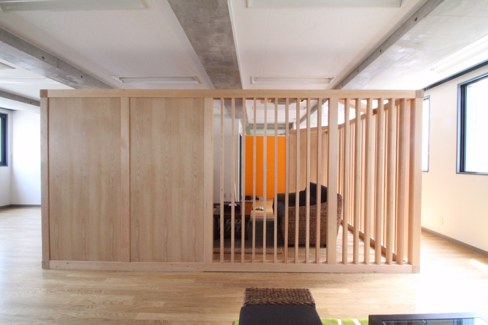 Idéer för mellanstora orientaliska hemmastudior, med gröna väggar, ljust trägolv, ett fristående skrivbord och brunt golv