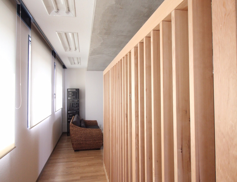 Aménagement d'un bureau asiatique de taille moyenne et de type studio avec un mur vert, parquet clair, un bureau indépendant, un sol marron, un plafond décaissé et du papier peint.