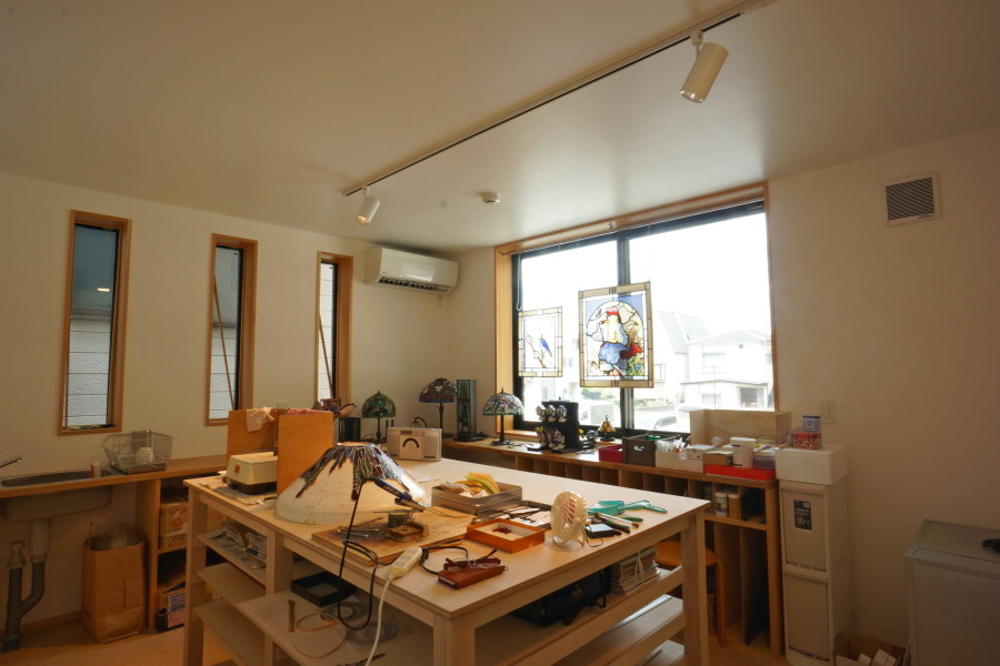 Mittelgroßes Modernes Arbeitszimmer mit Studio, weißer Wandfarbe, Vinylboden, freistehendem Schreibtisch und beigem Boden in Tokio