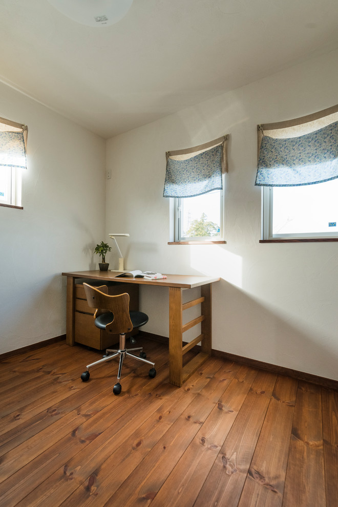 他の地域にあるラスティックスタイルのおしゃれな書斎 (白い壁、濃色無垢フローリング、暖炉なし、自立型机、茶色い床) の写真