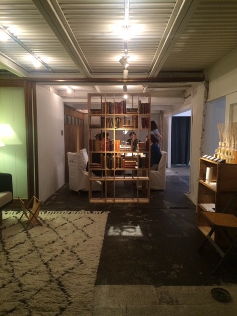 東京23区にあるお手頃価格のシャビーシック調のおしゃれなホームオフィス・書斎の写真