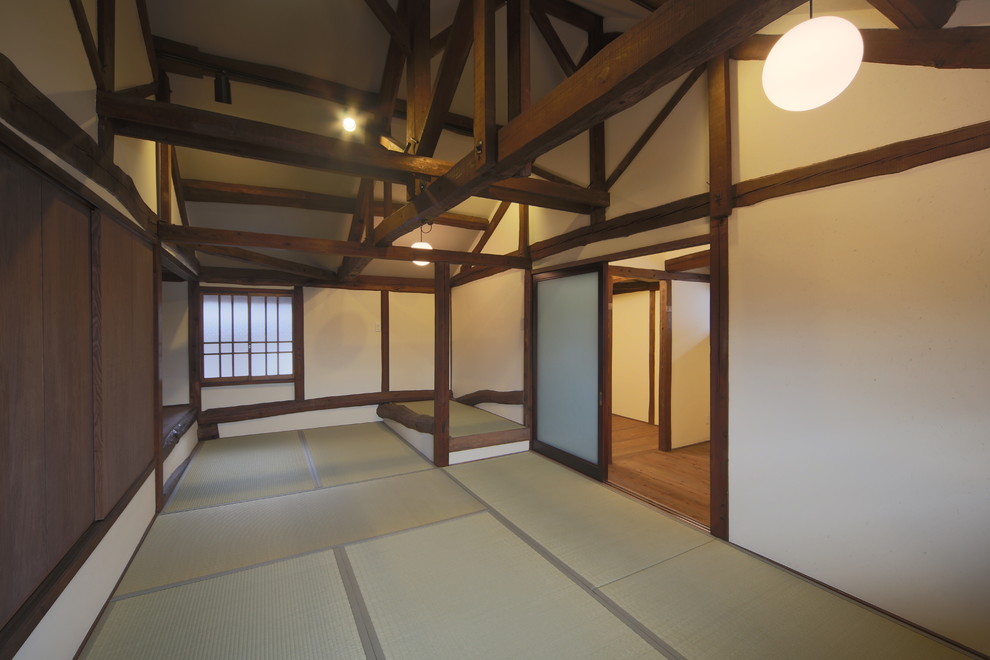 Aménagement d'un grand bureau asiatique avec un mur blanc, un sol de tatami, un bureau indépendant et un sol vert.