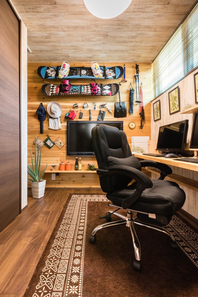 Foto på ett orientaliskt arbetsrum, med bruna väggar, mörkt trägolv, ett inbyggt skrivbord och brunt golv