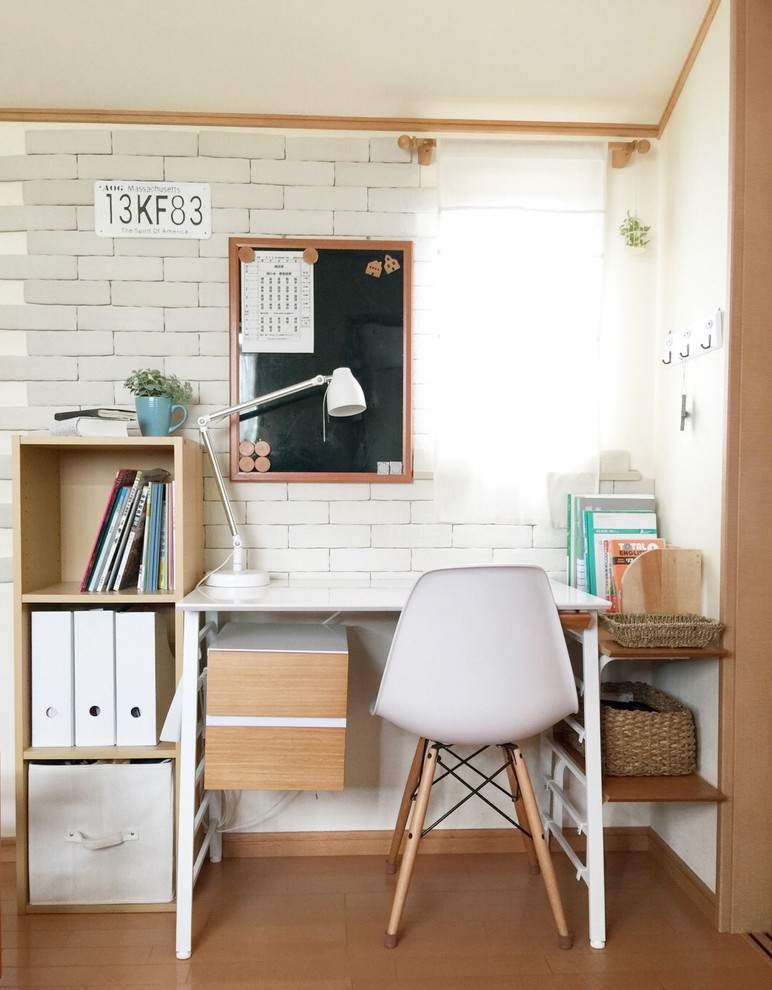 他の地域にある小さな北欧スタイルのおしゃれなホームオフィス・書斎の写真