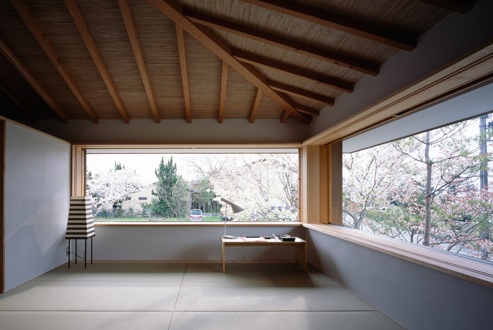 Asiatisches Arbeitszimmer mit Arbeitsplatz, weißer Wandfarbe, freistehendem Schreibtisch und Tatami-Boden in Sonstige