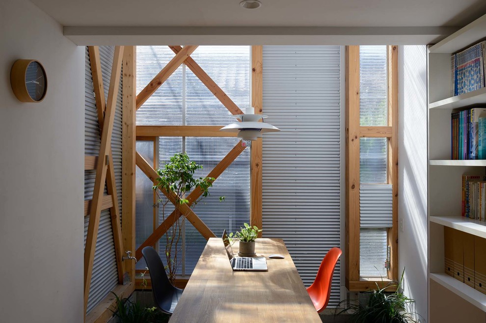 Idee per una piccola sala da pranzo contemporanea con pareti bianche, pavimento in legno massello medio e nessun camino