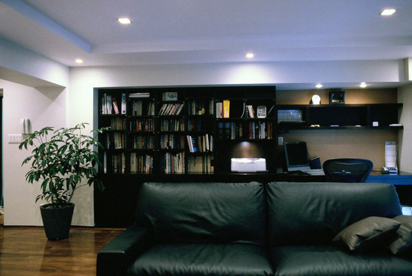 Immagine di un grande ufficio minimalista con pareti bianche, parquet scuro e scrivania incassata
