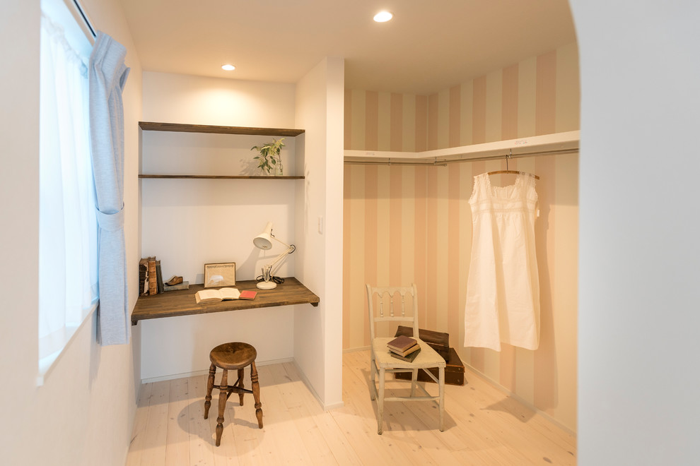Idee per uno studio etnico con pareti rosa, pavimento in legno verniciato, scrivania incassata e pavimento bianco