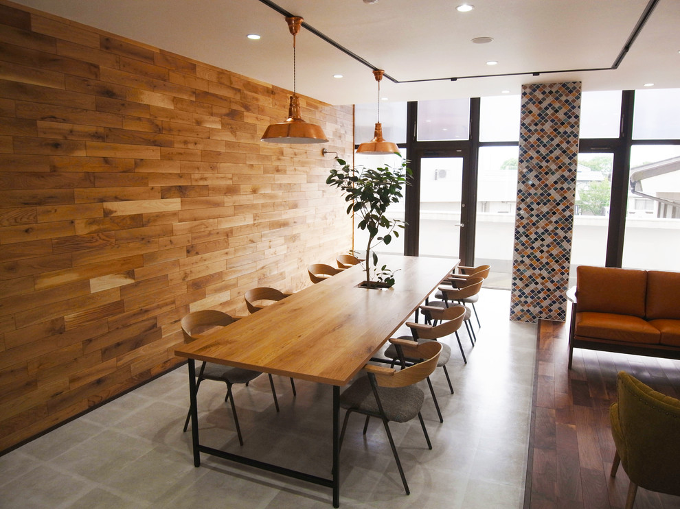 Inredning av en minimalistisk liten matplats, med bruna väggar, vinylgolv och grått golv