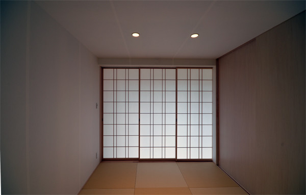 Foto di uno studio etnico con pavimento in tatami