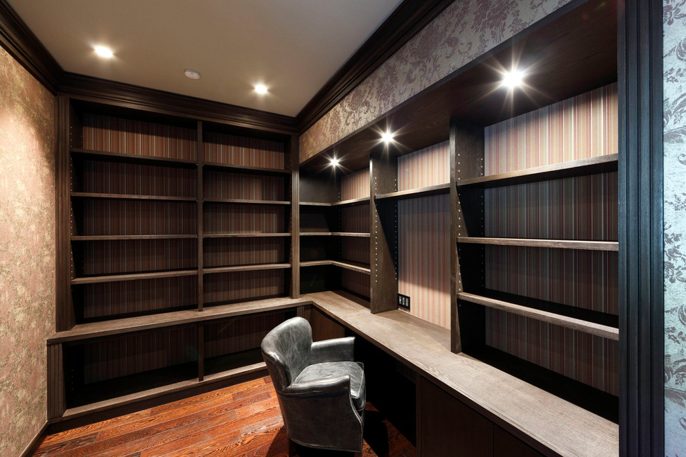 Idéer för ett klassiskt arbetsrum, med mörkt trägolv, ett bibliotek och brunt golv