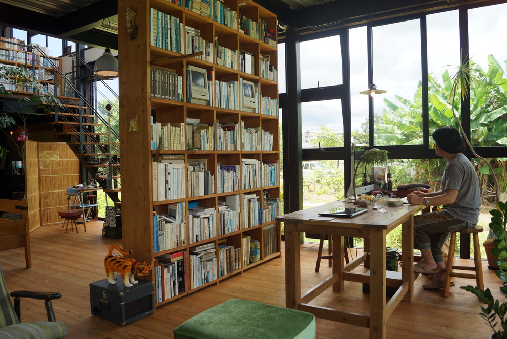他の地域にあるインダストリアルスタイルのおしゃれなホームオフィス・書斎 (無垢フローリング、自立型机、茶色い床) の写真