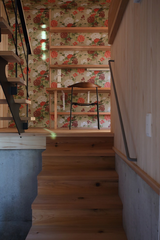 名古屋にあるお手頃価格の中くらいな北欧スタイルのおしゃれな書斎 (ベージュの壁、コンクリートの床、薪ストーブ、コンクリートの暖炉まわり、造り付け机、グレーの床) の写真