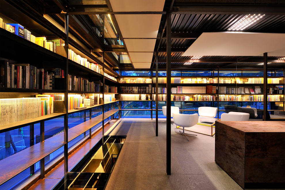 Идея дизайна: домашняя библиотека в современном стиле с отдельно стоящим рабочим столом