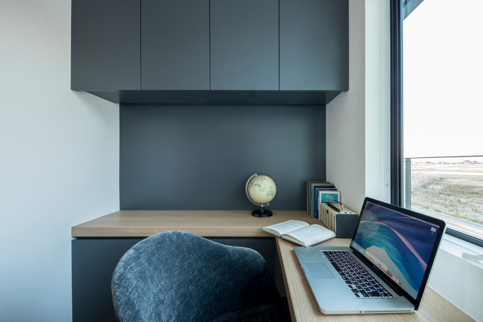 Inspiration pour un bureau minimaliste de taille moyenne avec un mur gris, parquet clair, aucune cheminée et un bureau intégré.
