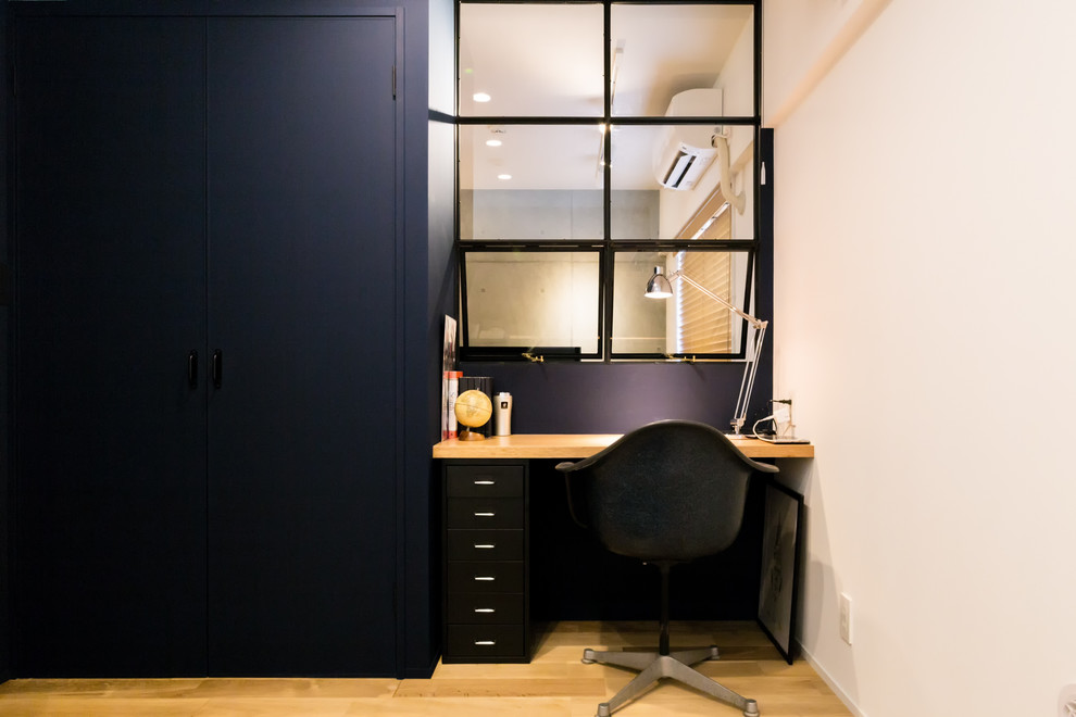 Photo of a contemporary home office in Tokyo.