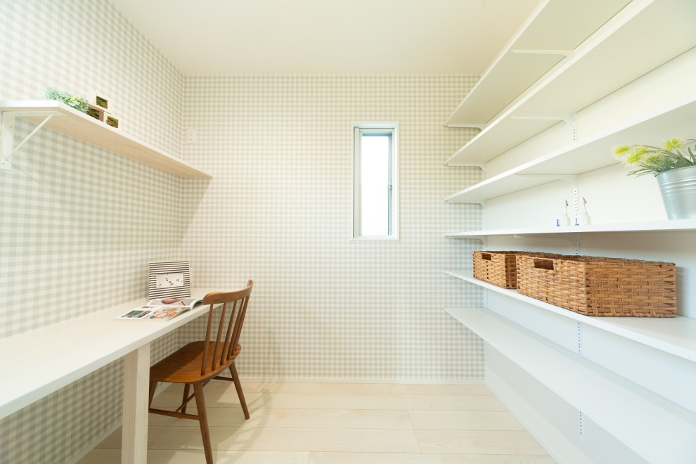На фото: кабинет в стиле шебби-шик с местом для рукоделия, серыми стенами, полом из фанеры, встроенным рабочим столом, белым полом, потолком с обоями и обоями на стенах без камина с