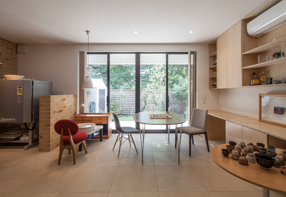 Стильный дизайн: домашняя мастерская в стиле модернизм с отдельно стоящим рабочим столом - последний тренд