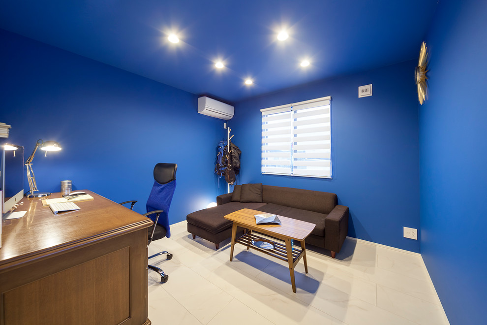 他の地域にあるモダンスタイルのおしゃれなホームオフィス・書斎 (青い壁、白い床) の写真