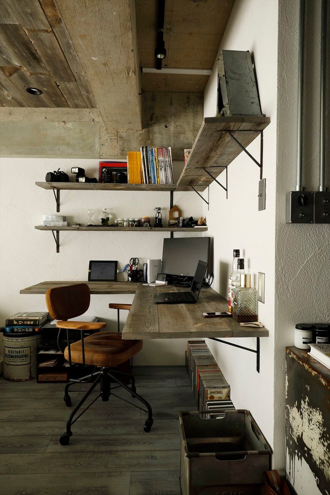 インダストリアルスタイルのおしゃれなホームオフィス・書斎の写真