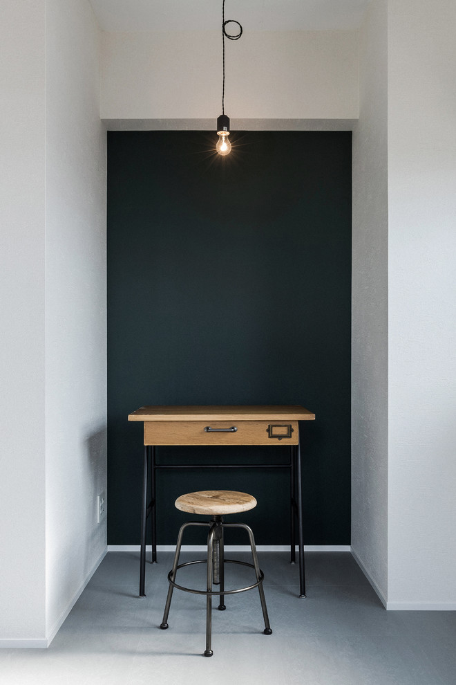 Идея дизайна: кабинет в стиле лофт с зелеными стенами и отдельно стоящим рабочим столом