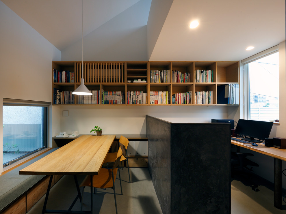 Exemple d'un bureau tendance avec un mur blanc, sol en béton ciré, un bureau indépendant et un sol gris.