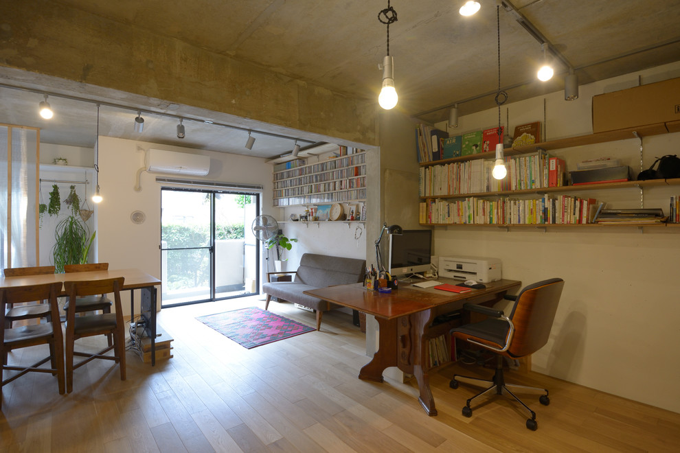 他の地域にあるインダストリアルスタイルのおしゃれなホームオフィス・書斎 (淡色無垢フローリング、白い壁) の写真
