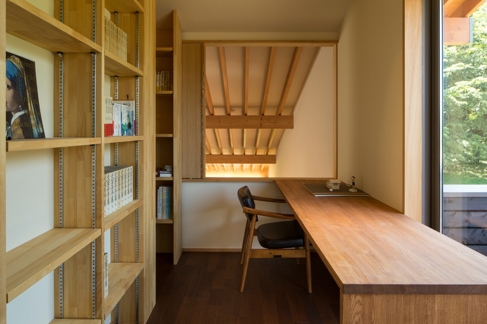 Contemporary home office in Tokyo.