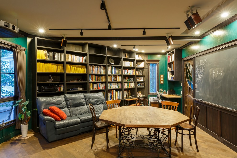 他の地域にあるエクレクティックスタイルのおしゃれなホームオフィス・書斎 (緑の壁、無垢フローリング、茶色い床) の写真