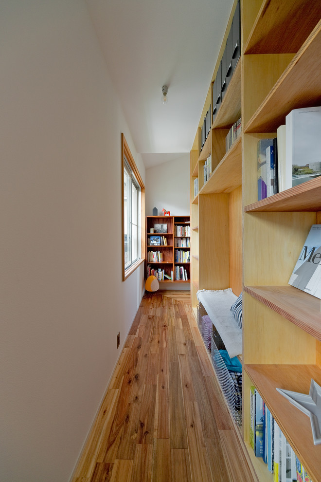 Источник вдохновения для домашнего уюта: домашняя библиотека среднего размера в стиле лофт с белыми стенами и паркетным полом среднего тона без камина