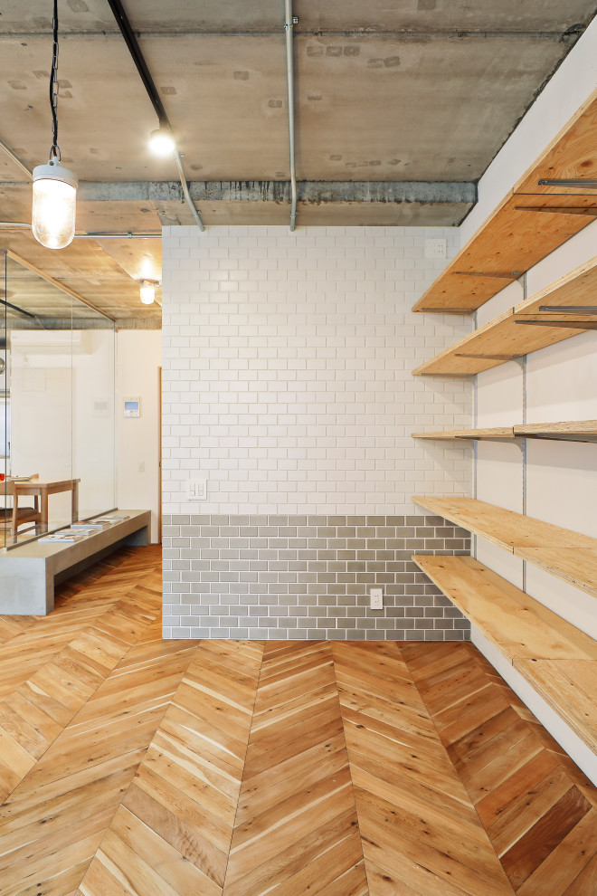 Réalisation d'un bureau design avec un mur blanc, un sol en bois brun et aucune cheminée.