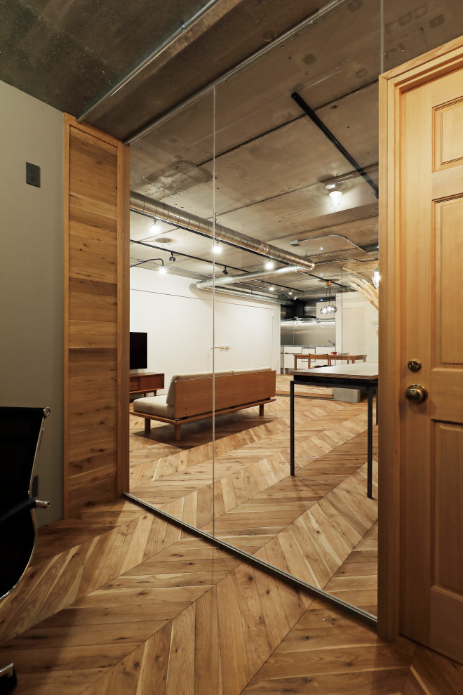 Esempio di un ufficio minimal con pareti bianche, pavimento in legno massello medio e nessun camino