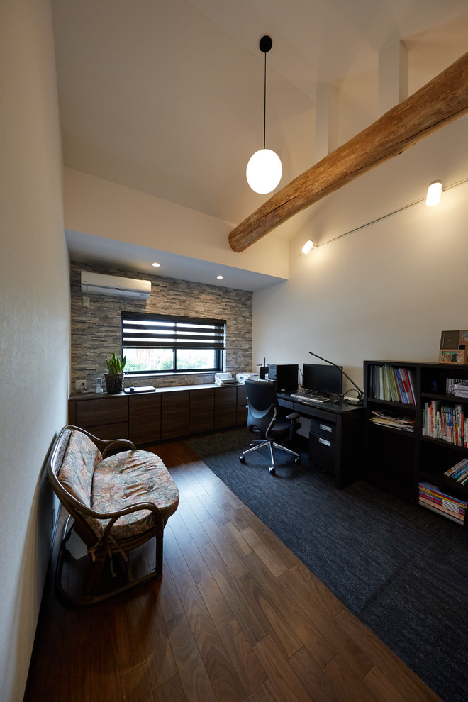 Esempio di un ufficio minimalista con pareti bianche, pavimento in legno verniciato e pavimento marrone