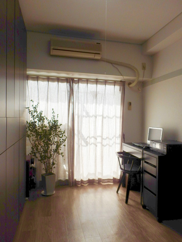 東京23区にある低価格の小さなアジアンスタイルのおしゃれなホームオフィス・書斎 (白い壁、クッションフロア、自立型机、茶色い床) の写真