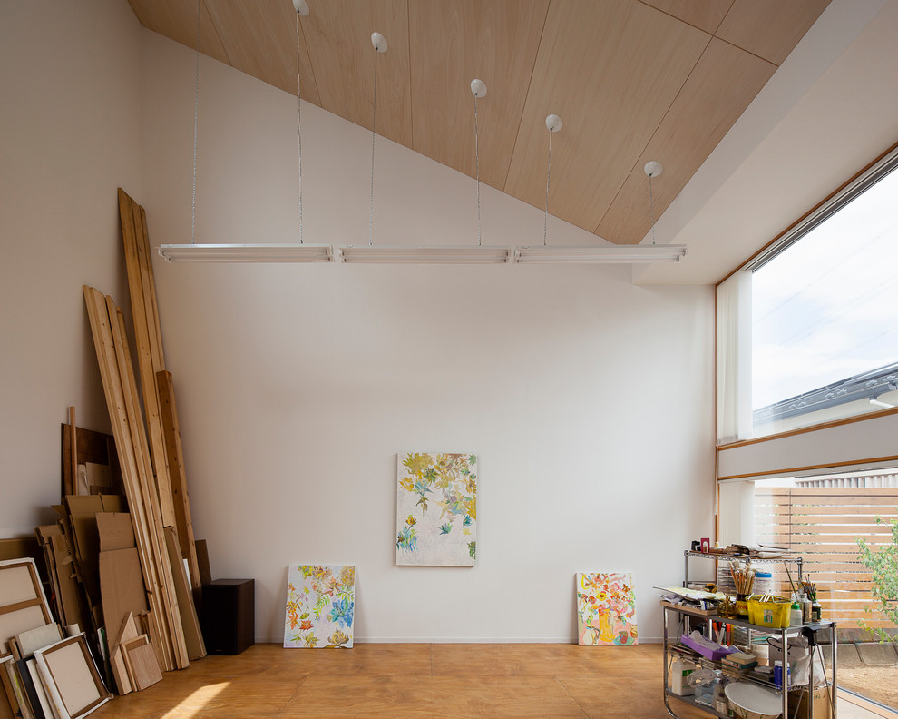 他の地域にあるコンテンポラリースタイルのおしゃれなホームオフィス・書斎 (白い壁、無垢フローリング、茶色い床) の写真