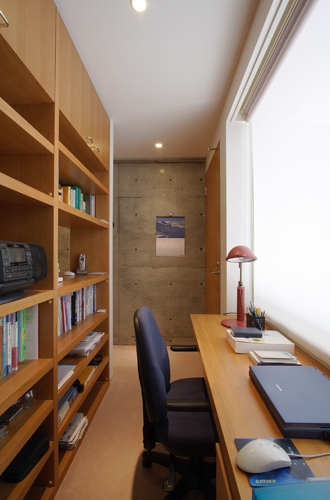 Inredning av ett eklektiskt litet arbetsrum, med flerfärgade väggar och beiget golv