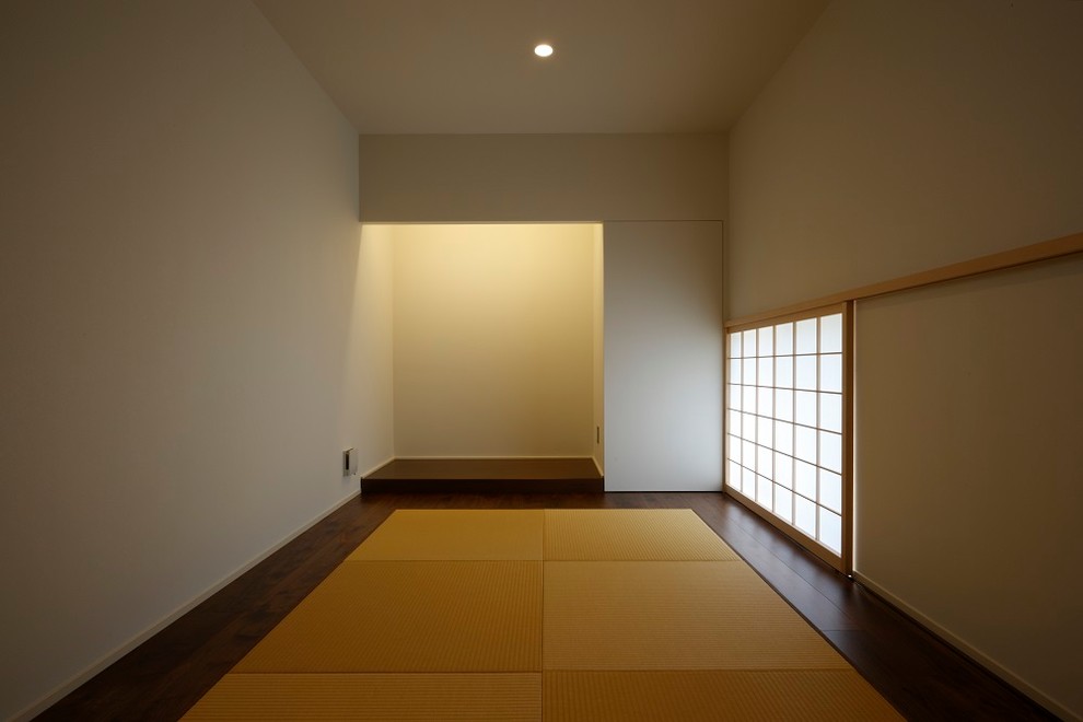 Cette image montre un petit bureau asiatique avec un sol de tatami et un sol beige.