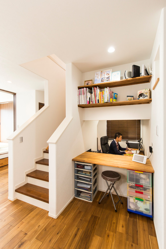 他の地域にあるアジアンスタイルのおしゃれなホームオフィス・書斎 (白い壁、無垢フローリング、茶色い床) の写真