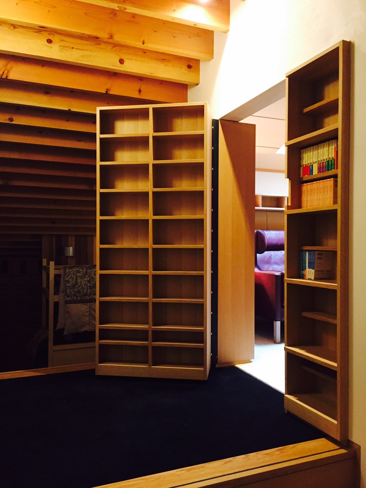 Foto di uno studio moderno con libreria, pareti bianche, moquette, nessun camino, scrivania incassata e pavimento nero