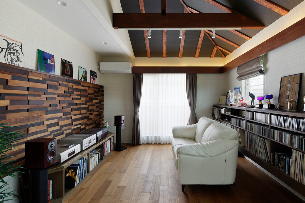 他の地域にあるコンテンポラリースタイルのおしゃれなホームオフィス・書斎 (白い壁、無垢フローリング、茶色い床) の写真