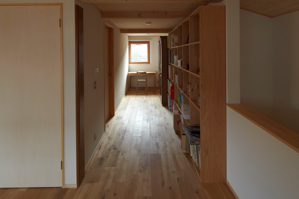 This is an example of a world-inspired home office in Fukuoka.