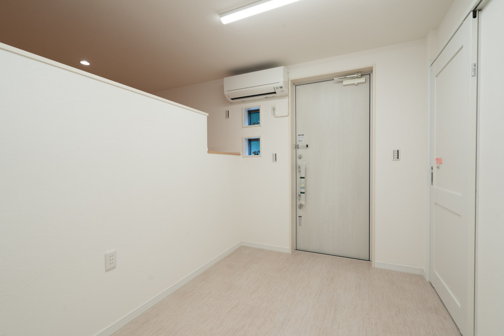 Diseño de despacho nórdico sin chimenea con paredes blancas, suelo de contrachapado, suelo blanco, papel pintado y papel pintado
