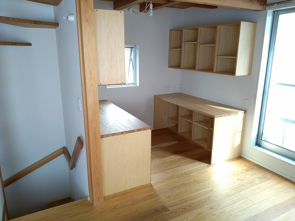 Стильный дизайн: кабинет в скандинавском стиле с белыми стенами и светлым паркетным полом - последний тренд