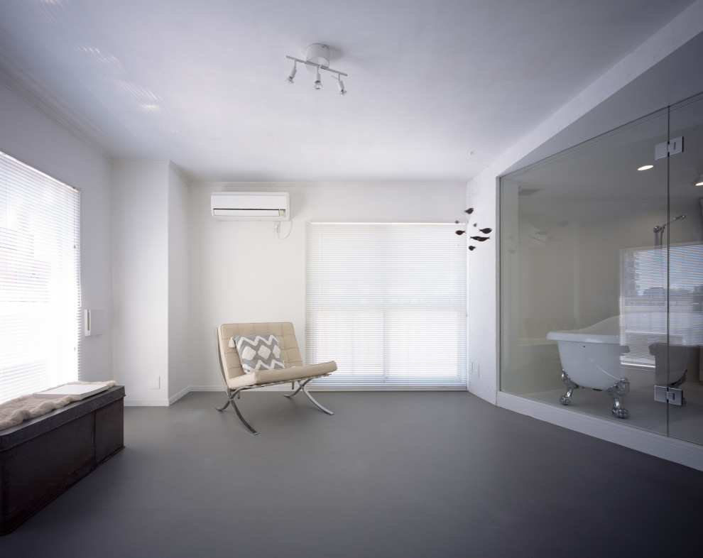 Modern inredning av ett mellanstort hemmastudio, med vita väggar, linoleumgolv och grått golv