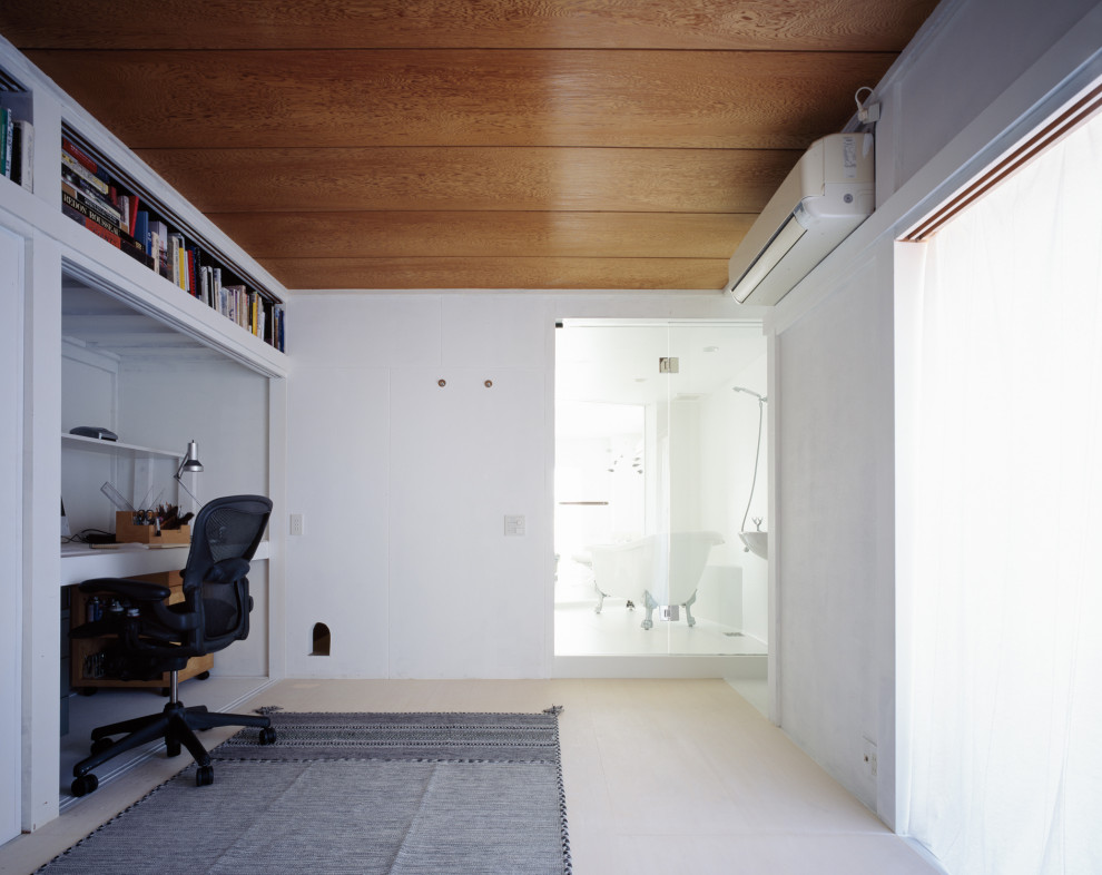 На фото: домашняя мастерская среднего размера в современном стиле с белыми стенами, встроенным рабочим столом, бежевым полом, деревянным потолком и стенами из вагонки