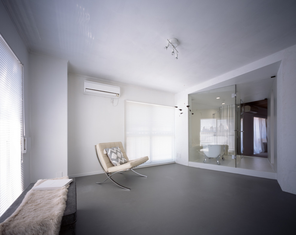 Mittelgroßes Modernes Arbeitszimmer mit Studio, weißer Wandfarbe, Linoleum, grauem Boden, Holzdielendecke und Holzdielenwänden in Tokio